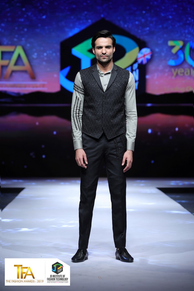 dark between the stars - image013 5 - Dark between the stars