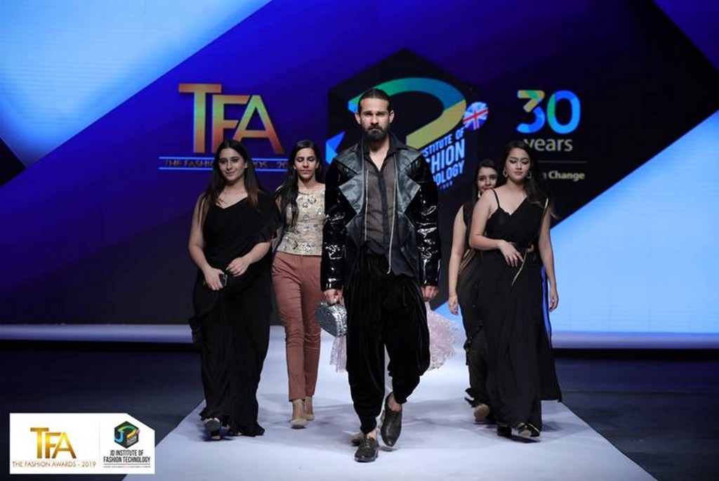 dark between the stars - image020 2 - Dark between the stars